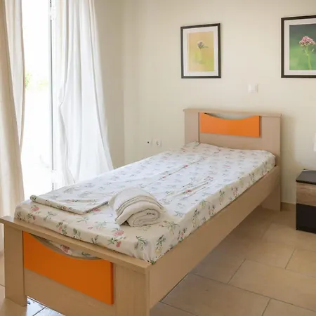 Beachside Haven - Private Garden & Views 펜션