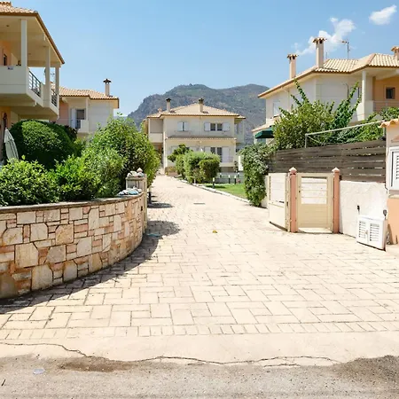 Holiday home Beachside Haven - Private Garden & Views *
