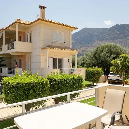 Beachside Haven - Private Garden & Views