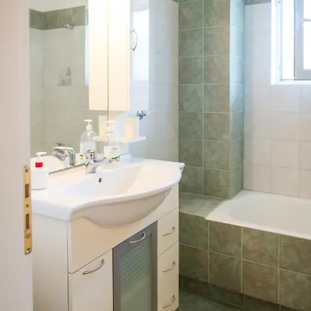 Holiday home Beachside Haven - Private Garden & Views *