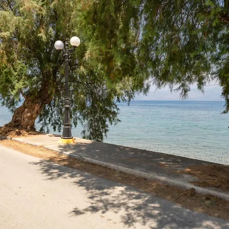 Beachside Haven - Private Garden & Views Diakopto